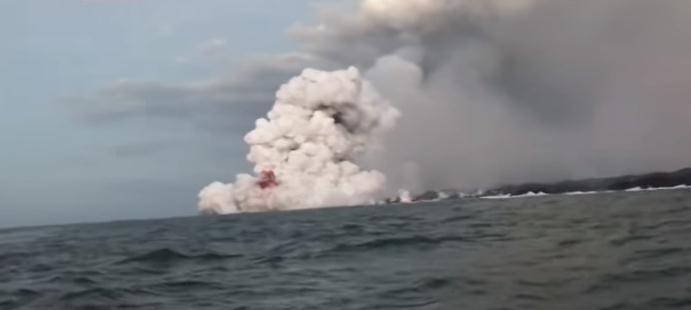 Lava iz vulkana na Havajima pogodila turistički brod, 23 osobe povrijeđene