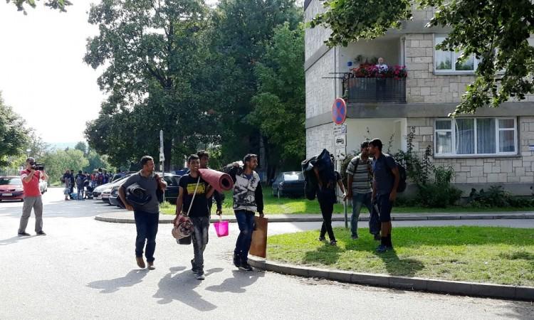 Migranti izmješteni iz Doma penzionera u Bihaću, prebačeni u nekadašnji Đački dom