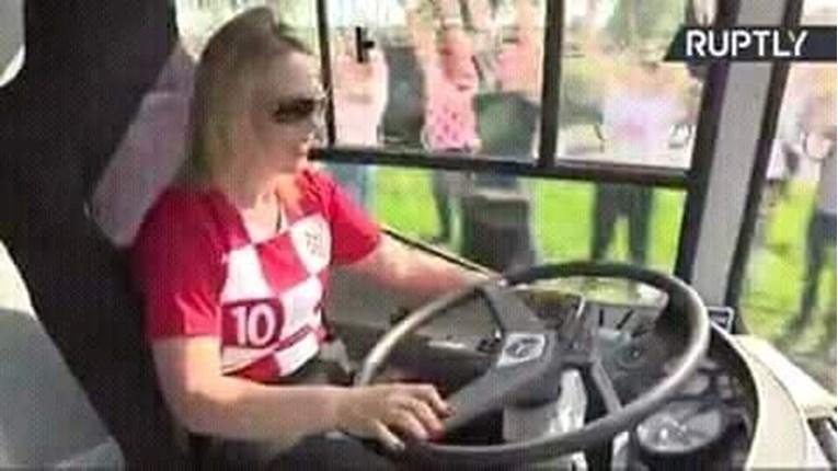 Lažne vijesti o predsjednici Hrvatske na dočeku: Lično je vozila autobus s igračima
