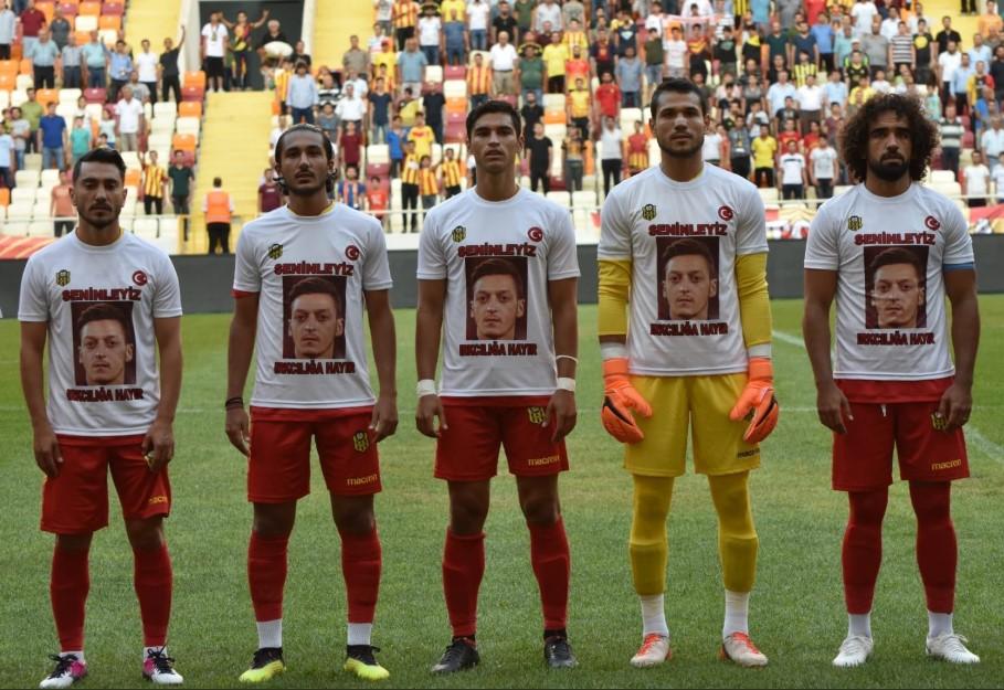 Fudbaleri kluba iz Turske podržali Mesuta: "Svi smo mi Ozil!"