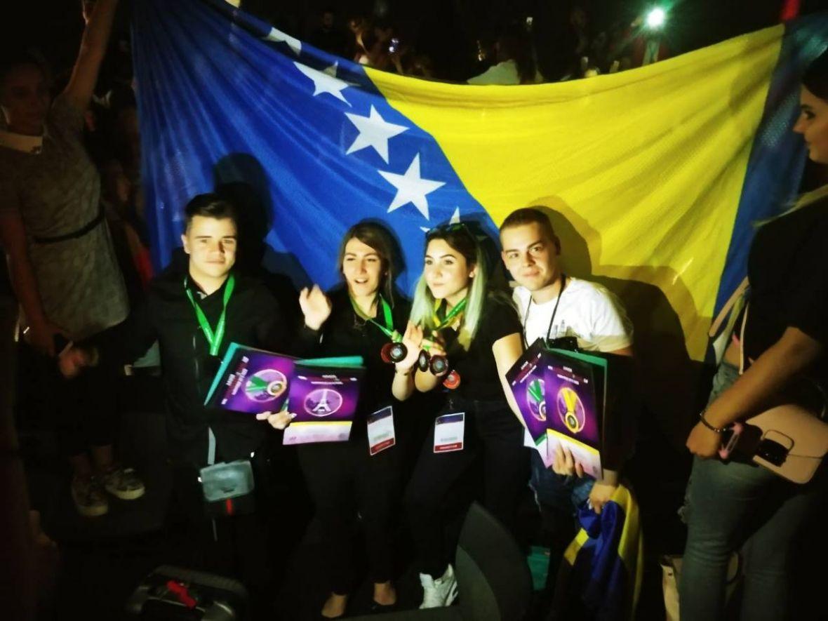 Mlada frizerka Amna Bašić svjetska juniorska prvakinja!