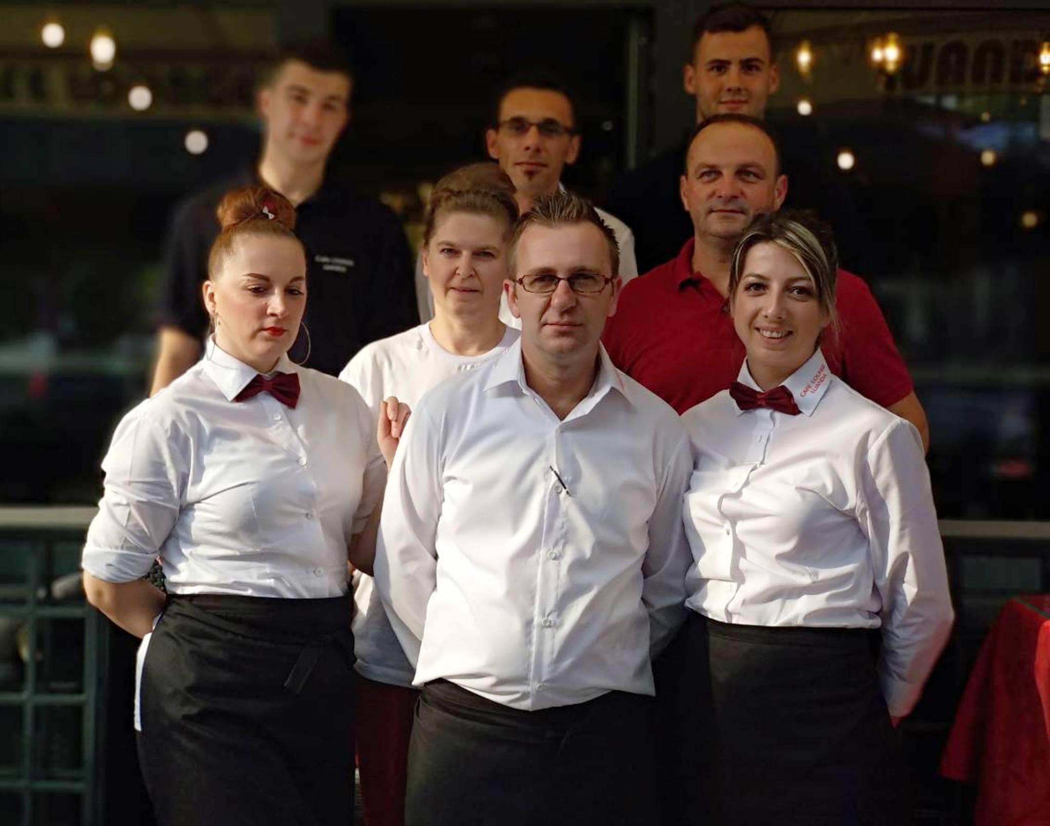 Selimović i osoblje restorana pred otvorenje lokala - Avaz