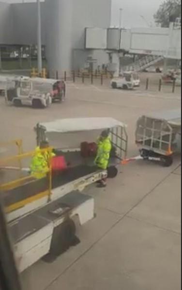 Putnici šokirani nakon snimka radnika koji bacaju kofere na aerodromu u Mančesteru
