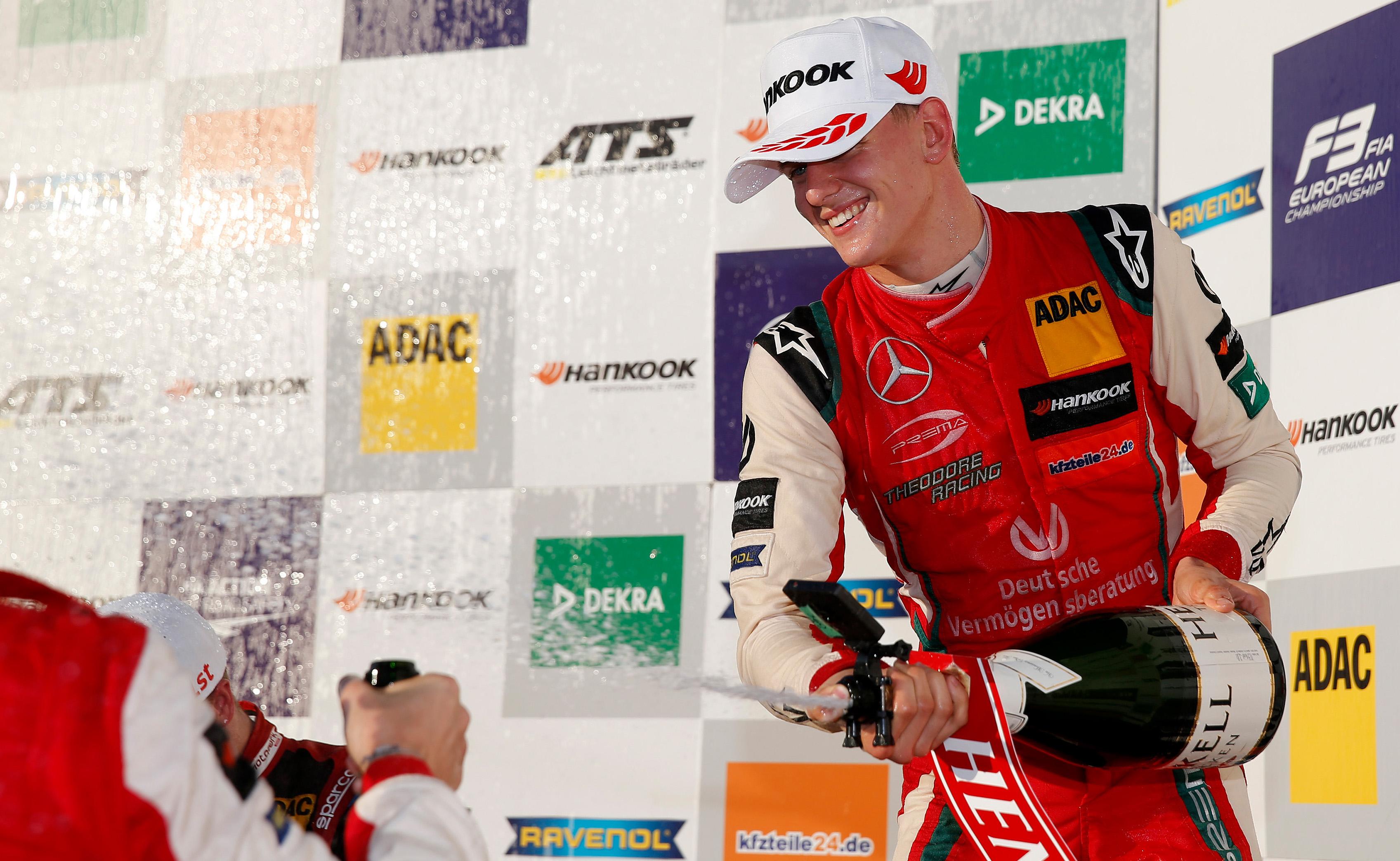 Ide stopama svog slavnog oca: Mik Šumaher evropski prvak Formule 3
