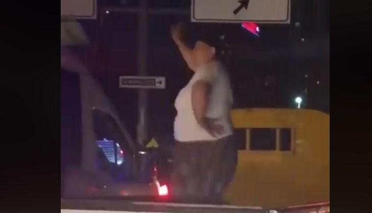 Urnebesni snimak koji će vas nasmijati do suza: Starica zaigrala u vozilu na semaforu, ali to nije sve