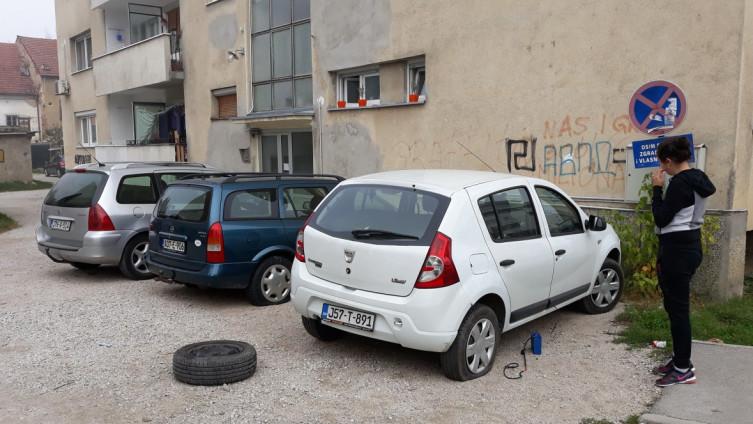 Maloljetnik probušio gume na 53 automobila u Prijedoru