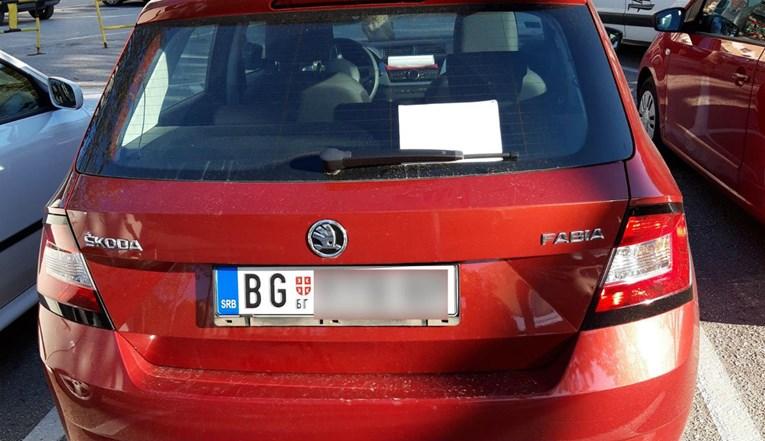 Kinez došao u Split s beogradskim tablicama pa ostavio urnebesnu poruku na automobilu