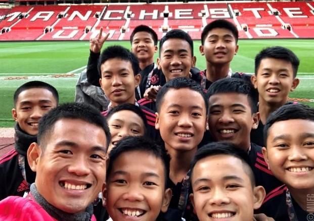 Tajlandski dječaci koji su bili zarobljeni u pećini gledali utakmicu na Old Trafordu