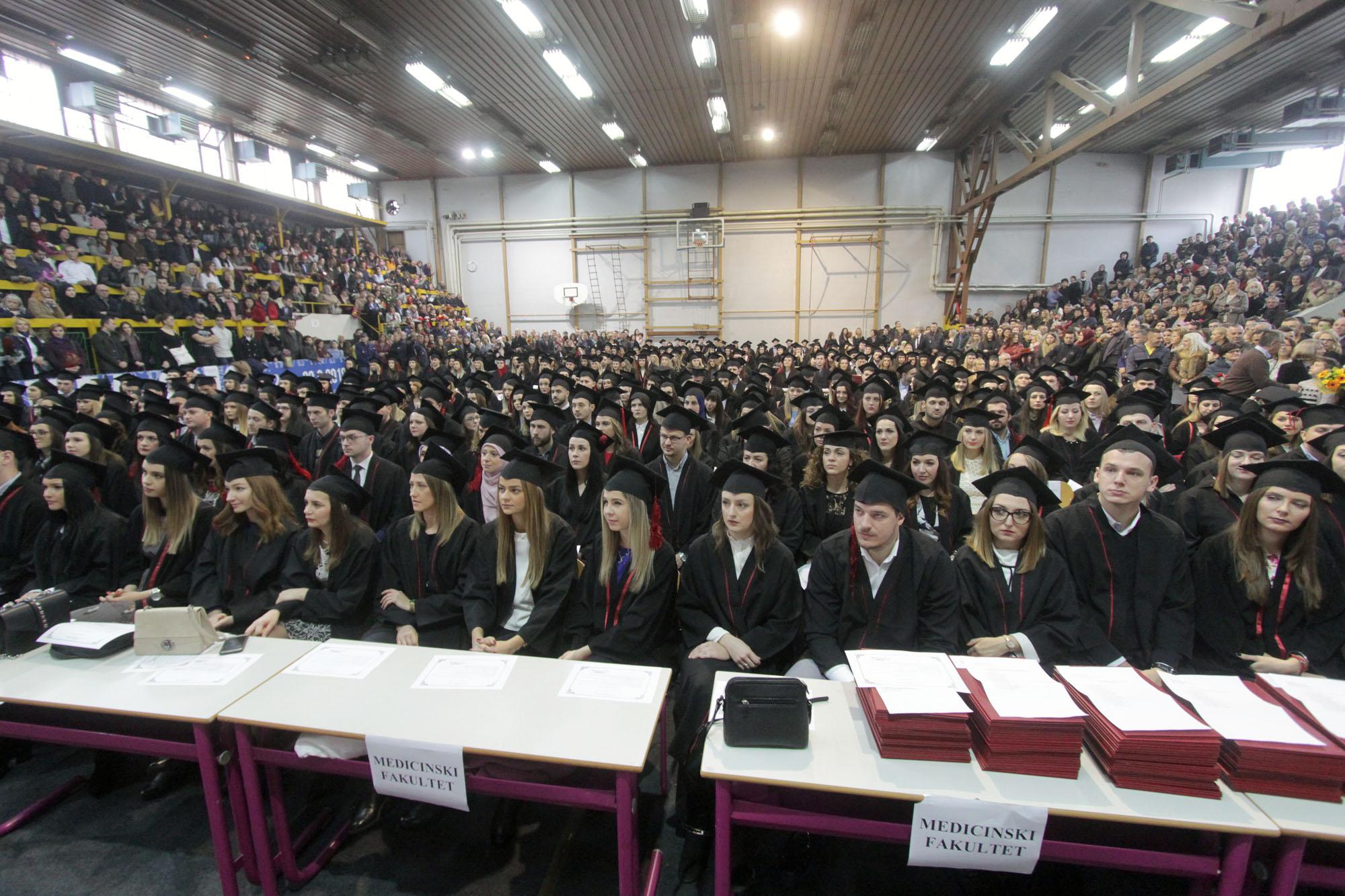 Univerzitet u Tuzli promovirao 980 diplomanata i magistranata