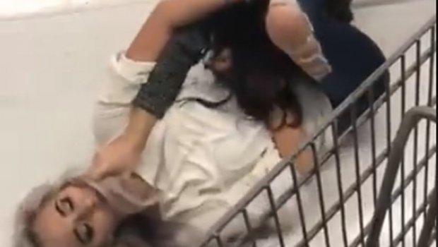 Tučnjava koja je zasjenila sve druge: Dvije žene se udaraju i čupaju na podu prodavnice tokom "Black Fridaya"
