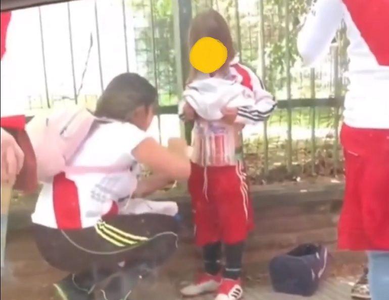 Buenos Aires: Majka opasava curicu bakljama da ih prošverca na stadion - Avaz