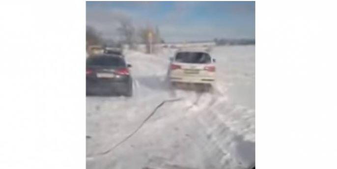 Rusija: Audi zaglavio u snijegu - Avaz