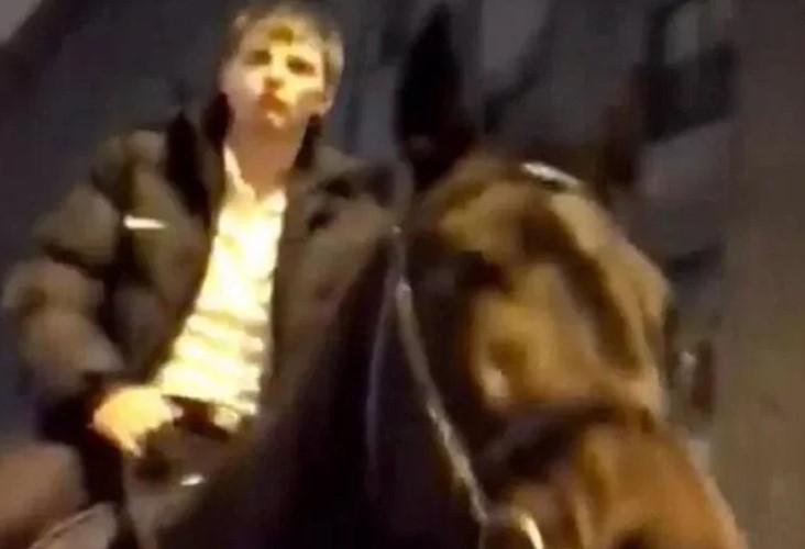 Bivši igrač Arsenala mrtav pijan izašao iz striptiz-bara i zajahao konja