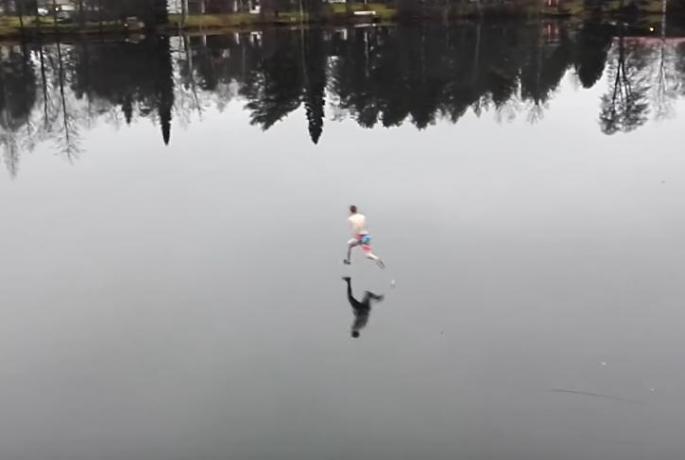 Ovaj tip trči po vodi: Ne, pogledajte malo bolje