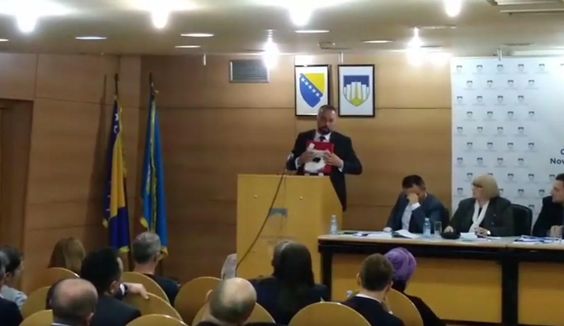 Pogledajte performans izveden na sjednici Vijeća Novi Grad: Načelnik Efendić dobio poklon od Djeda Mraza