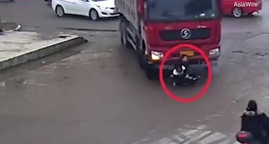 Dvojica dječaka u Kini vozila bicikl, a onda ih je ''pokupio'' kamion
