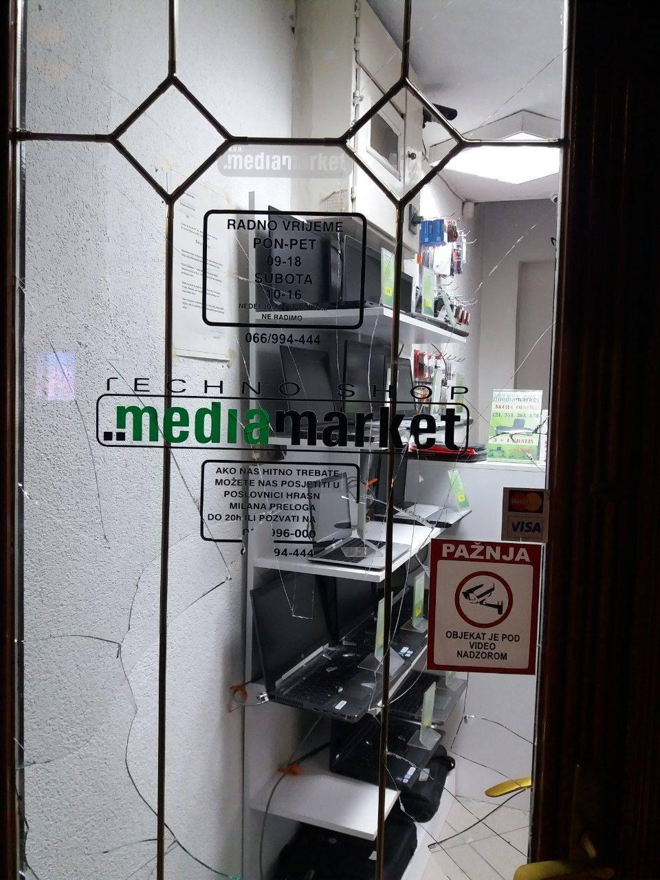 Pokušaj provale: Razbijeno staklo na vratima "Media Marketa"