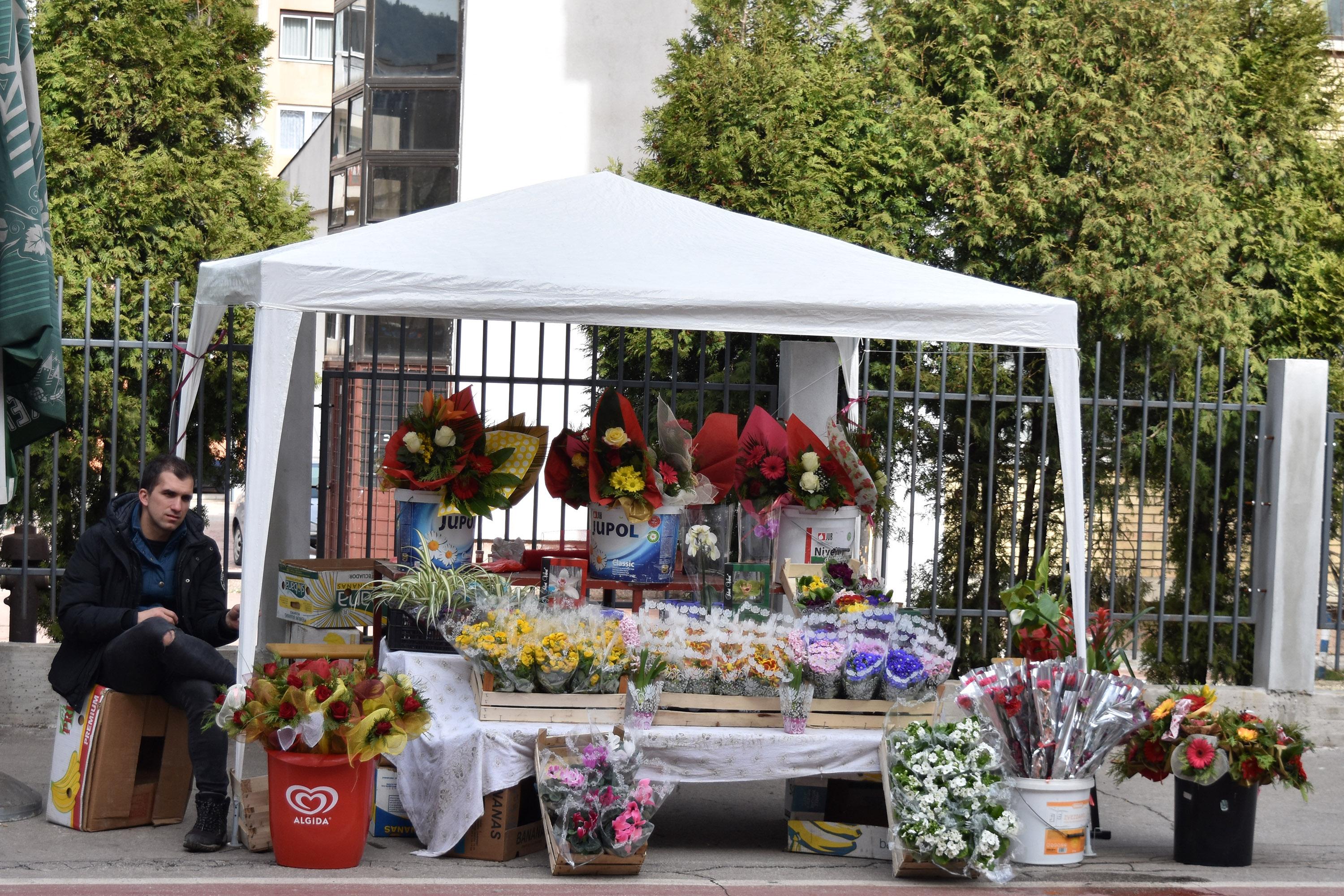 Zeničani najčešće kupuju ruže i karanfile (Foto: D. Jurišić) - Avaz