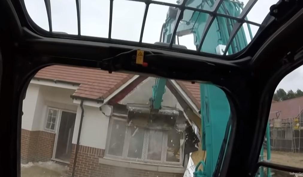 Objavljen snimak čina osvete: Bagerom rušio kuće zbog nenaplaćenih dugova
