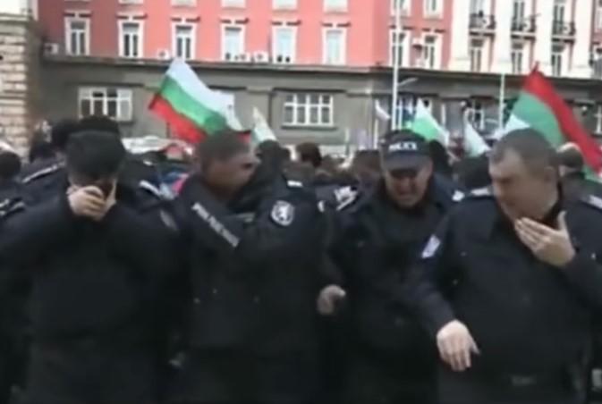 Bugarski policajci sami sebe isprskali suzavcem, objavljen snimak sa protesta