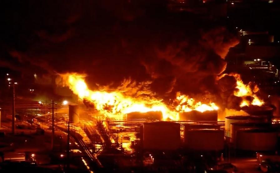 Veliki požar na petrohemijskom terminalu kod Hjustona