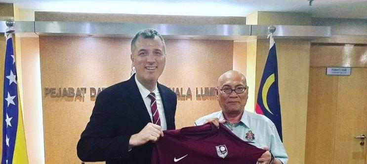 Malezija: Hadžikadunić uručio dres FK Sarajevo gradonačelniku Kuala Lumpura - Avaz