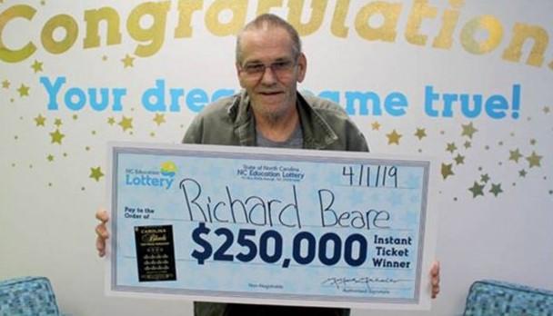 Čovjek u četvrtom stadiju raka dobio na lotu 250.000 dolara