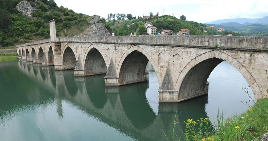Policajci spriječili 47-godišnjaka da skoči s mosta Mehmed-paše Sokolovića