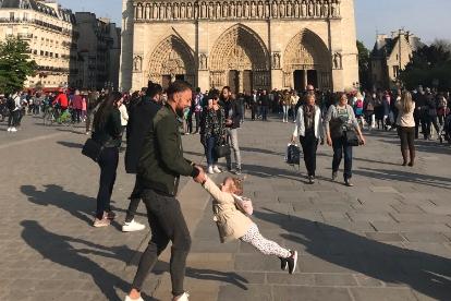 Riješena misterija iz Pariza: Pronađeni otac i kćerka sa fotografije ispred Notr Dama