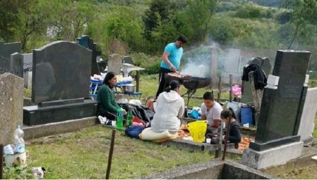 Morbidna proslava Vaskrsa: Porodica raspalila roštilj nasred groblja u Šapcu, miris mesa širio se između grobova
