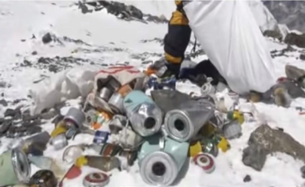 Mont Everest se pretvorio u ogromnu deponiju punu užasa: Snijeg i tone smeća godinama skrivali morbidne scene