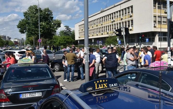 Haos na ulicama Beograda: Pretučen taksista, kolege blokirale ulicu