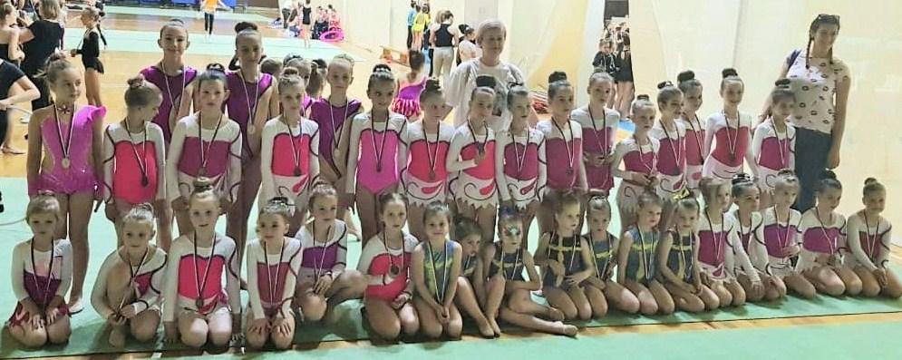 Mlade gimnastičarke iz Tuzle osvojile 13 medalja u Novom Sadu