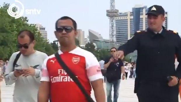 Baku: Policajac zaustavlja navijača Arsenala - Avaz