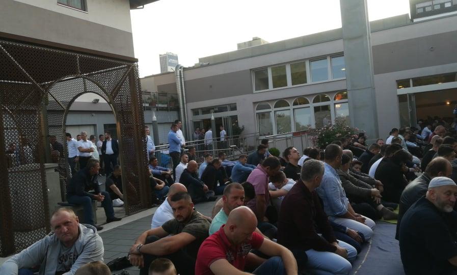 Vjernici klanjali i van džamije Islamskog centra u Štutgartu - Avaz