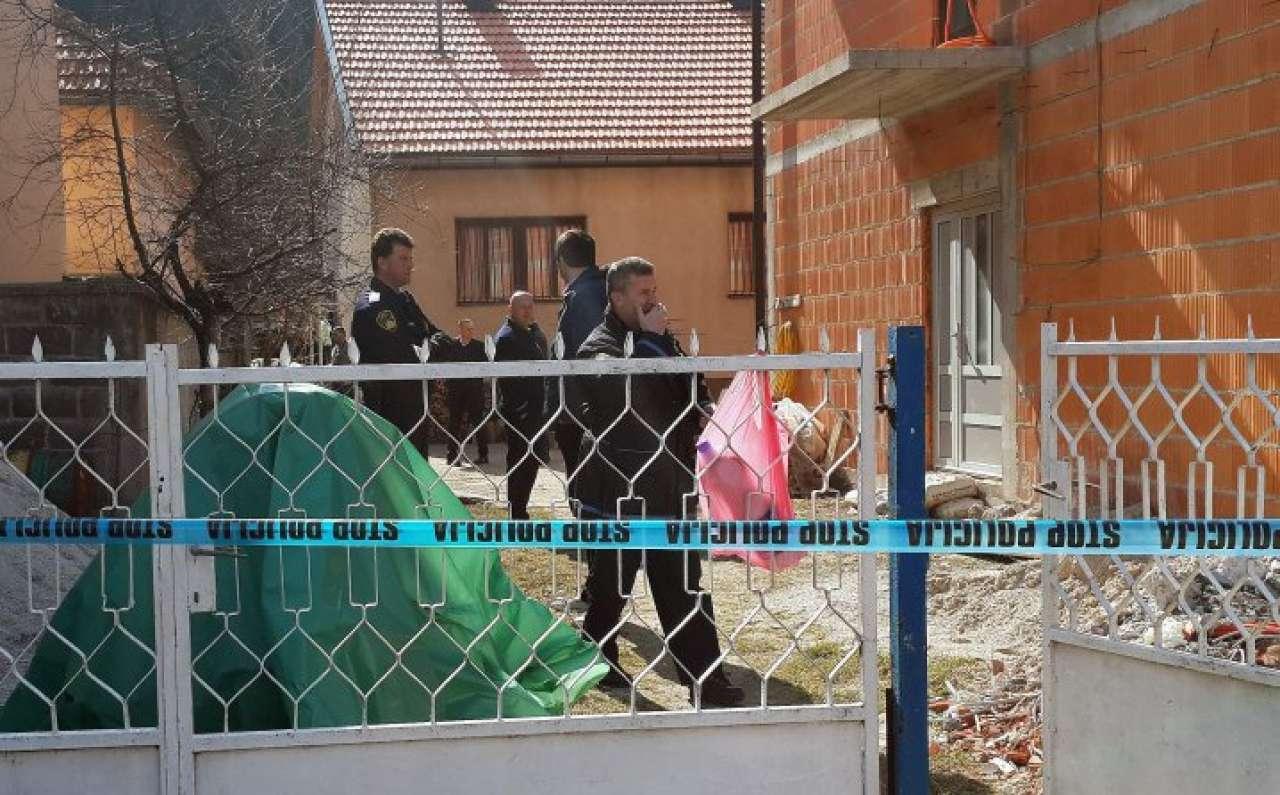 Policija na uviđaju ispred kuće ubijene Almase Bilkić - Avaz