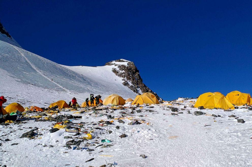Na Mont Everestu pronađena tijela četvorice planinara i 11 tona smeća
