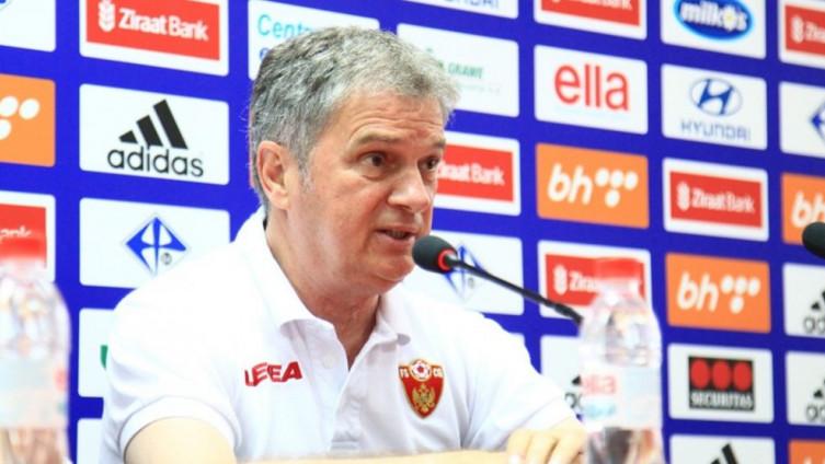 Fudbalski savez Crne Gore smijenio Ljubišu Tumbakovića jer je odbio voditi ekipu na utakmici protiv Kosova