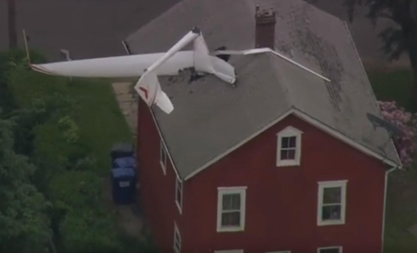 Zastrašujući prizor: Avion morao hitno sletjeti, pa završio na krovu kuće