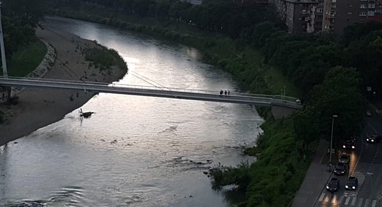 Zeničanin sa mosta skočio u rijeku, traže ga policija i vatrogasci