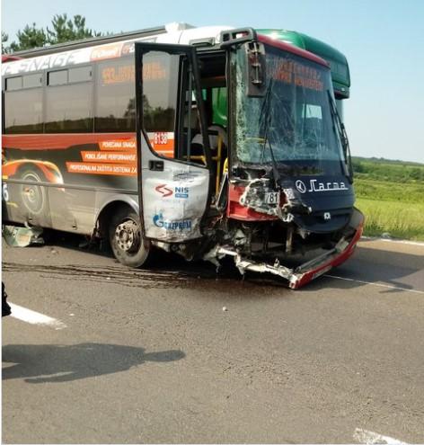 Na autoputu Niš - Beograd bježao od policije pa se vozilom zabio u autobus