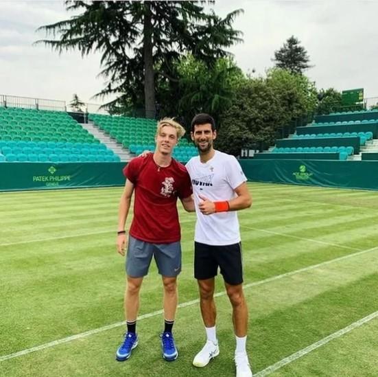 Denis Šapovalov i Novak Đoković nakon treninga - Avaz