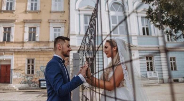 Srušena ograda podjele u školskom dvorištu u Travniku: Fotografija mladog bračnog para potakla na razmišljanje