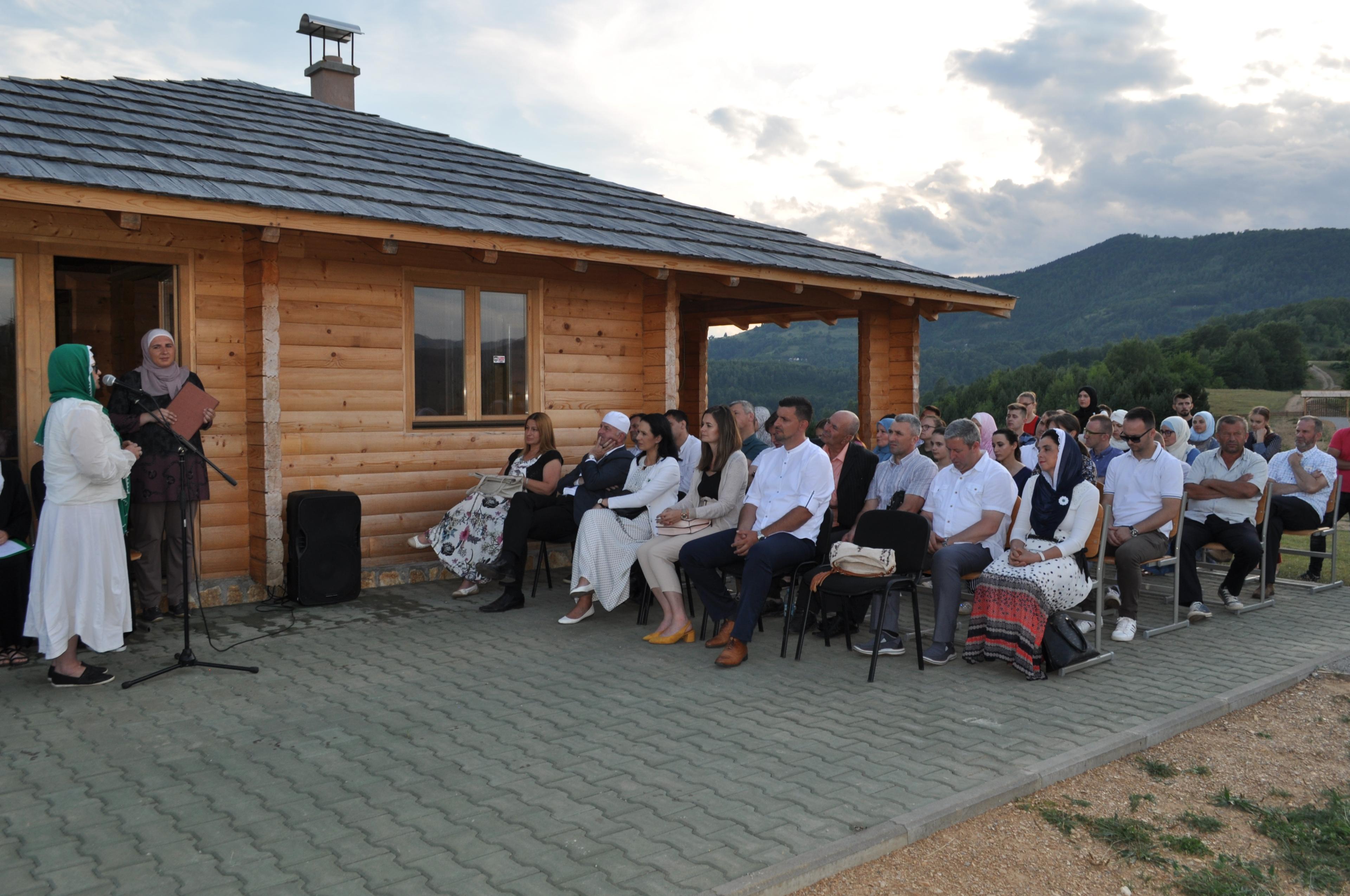 Članice Udruženja "Gračaničko keranje“ predstavile "Cvijet Srebrenice"