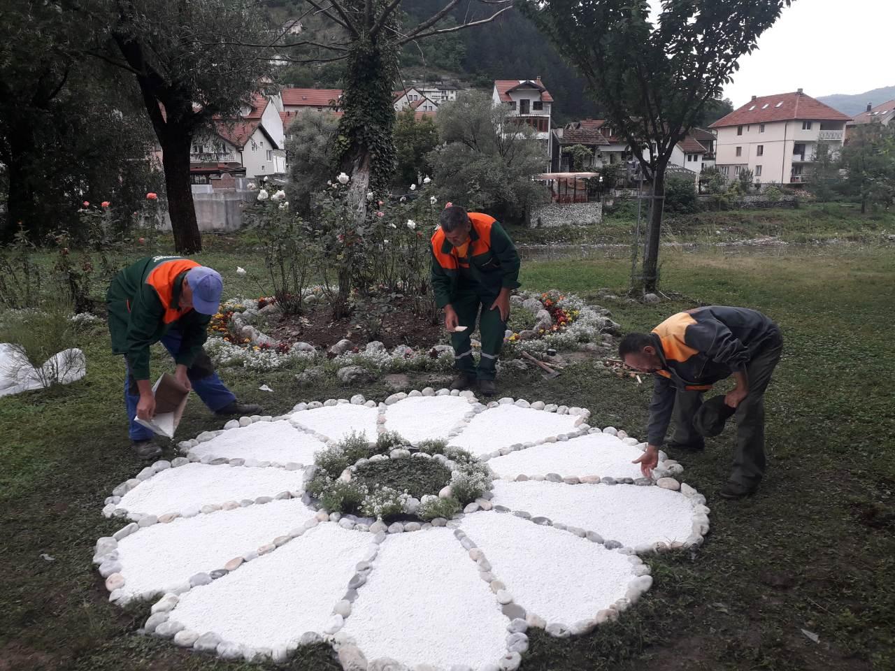 "Srebrenički cvijet" od kamena s Neretve