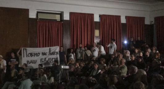 Desničari upali na predstavu o Srebrenici u Beogradu: Glumci i publika ih tjerali napolje