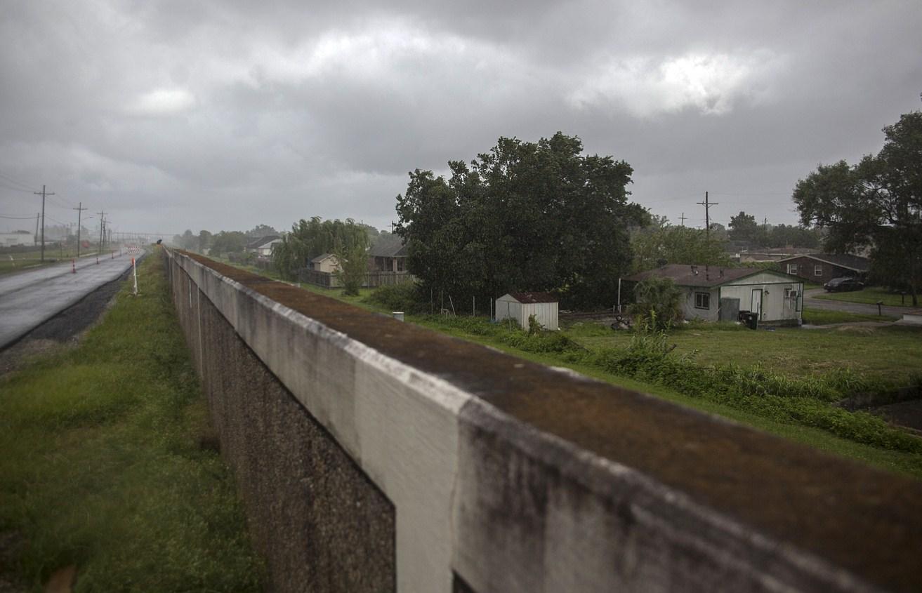 SAD: Tropska oluja Beri približava se obali, bez struje skoro 30.000 potrošača