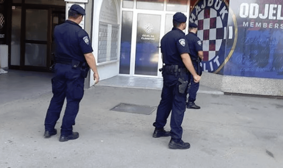 Policajci na ulazu u splitski stadion i službene prostorije Hajduka - Avaz