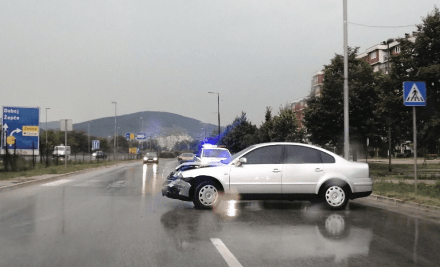 Dvije nesreće u Zenici: Slijetanje automobila u kanal, kolone na M-17