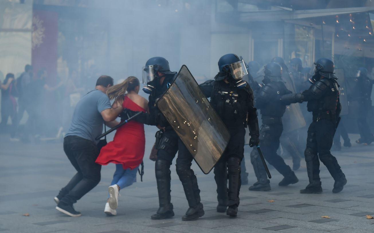 Uhapšene desetine osoba na protestima u Parizu, policija koristila suzavac